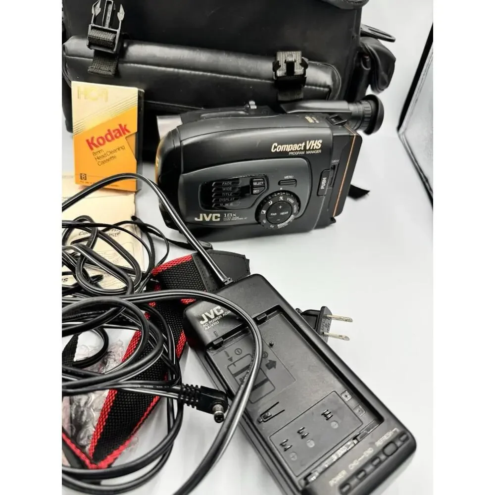 JVC 18X Hyper Zoom Quick Response AF Compact VHS Program Manager GR-AX42OU W BAG